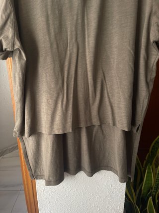 Camiseta oversize asimétrica caqui