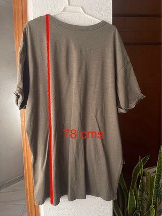 Camiseta oversize asimétrica caqui