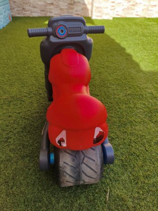 Moto correpasillos Feber roja y negra