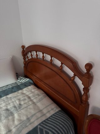 Cama individual de madera con colchón