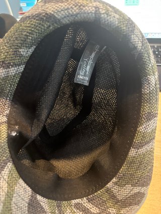 Cappello mimetico con nastro fluo