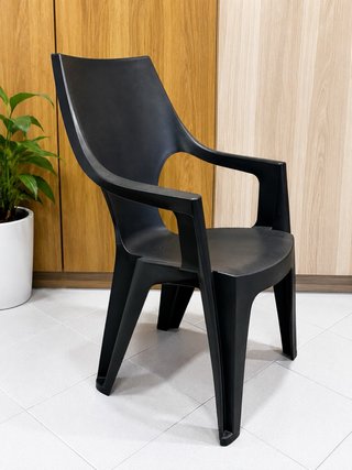Silla de plástico negra
