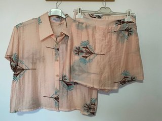 Conjunto de blusa y falda con short ligero rosado