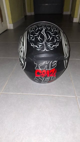 Casco de moto con diseño calavera
