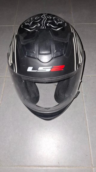 Casco de moto con diseño calavera