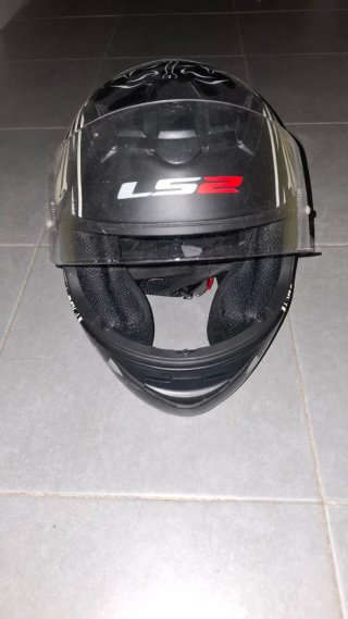 Casco de moto con diseño calavera