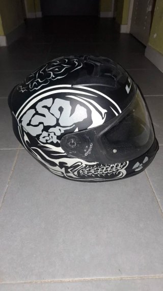 Casco de moto con diseño calavera