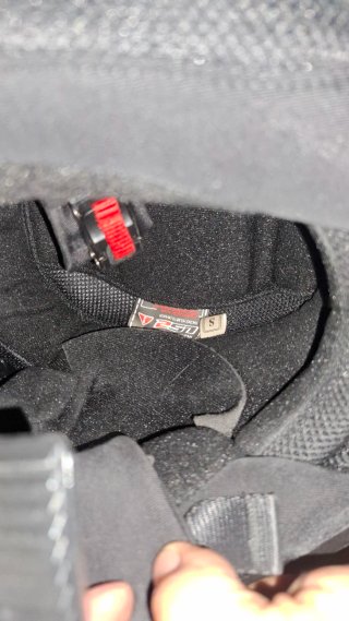 Casco de moto con diseño calavera
