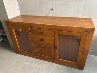 Mobile in legno massello con porte in vetro