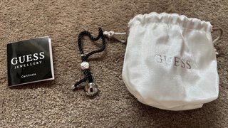 Pulsera Guess Negra con Colgante