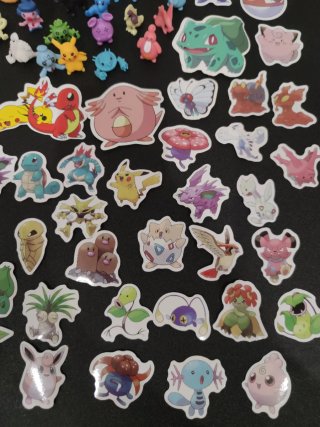 Lote figuras y Pegatinas Pokémon Variadas