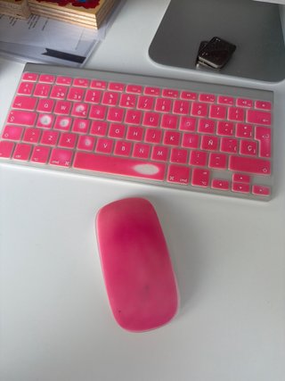 iMac Apple Plata con Teclado y Ratón Rosa