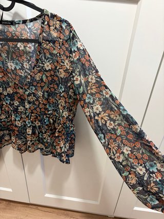Blusa floral transparente Stradivarius – talla S