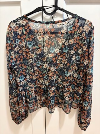 Blusa floral transparente Stradivarius – talla S