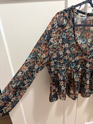 Blusa floral transparente Stradivarius – talla S