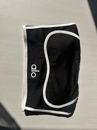 Top Alo Negro con tiras (opcionales )