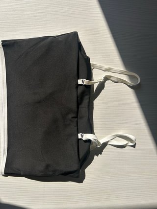 Top Alo Negro con tiras (opcionales )
