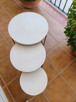 Set di 3 tavolini rotondi. Il più grande 44