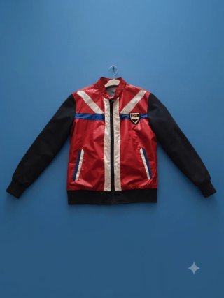 Chaqueta deportiva roja y negra imitación D&G
