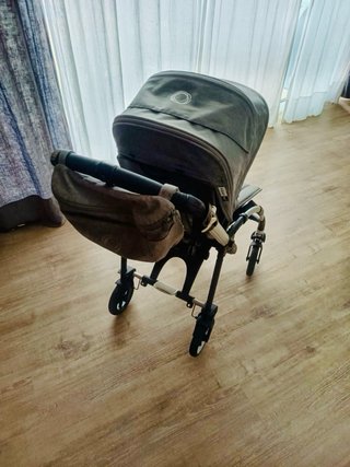 Bugaboo Bee 5 grigio con passeggino e ovetto