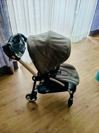 Bugaboo Bee 5 grigio con passeggino e ovetto
