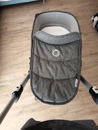 Bugaboo Bee 5 grigio con passeggino e ovetto