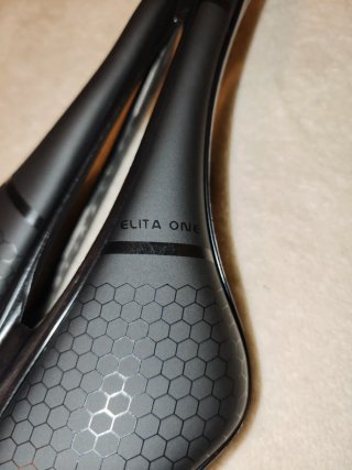 Sillín de Bicicleta Negro elita one carbono