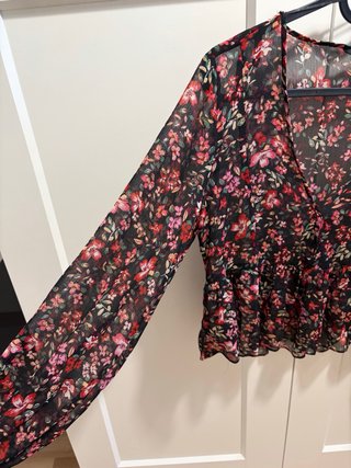 Blusa floral Stradivarius – talla S