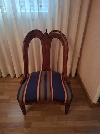 Butaca descalzadora de madera y tela