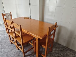 Mesa de madera con 4 sillas