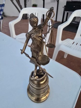 Figuras de bronce: Garza y Justicia