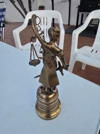 Figuras de bronce: Garza y Justicia