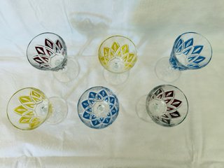 Calici in vetro intagliati colorati