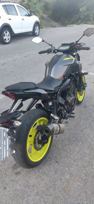 Yamaha MT-07 gris y Amarilla