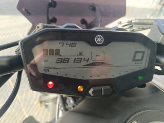 Yamaha MT-07 gris y Amarilla