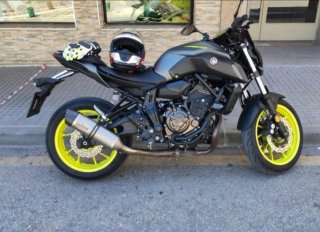 Yamaha MT-07 gris y Amarilla