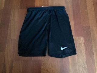 Pantalón corto deportivo Nike negro para niños.