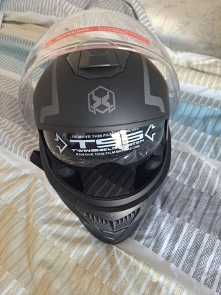 Casco de moto negro