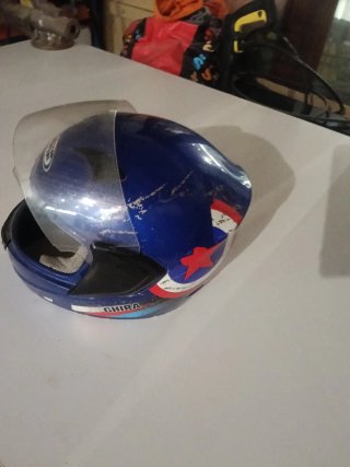 Casco de moto azules la visera baja fàcilment