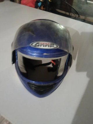 Casco de moto azules la visera baja fàcilment