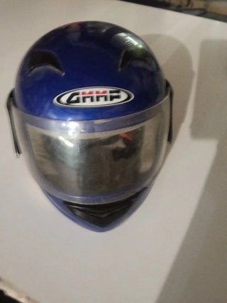 Casco de moto azules la visera baja fàcilment
