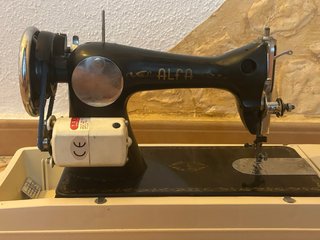 Máquina de coser ALFA antigua (ca. 1950)