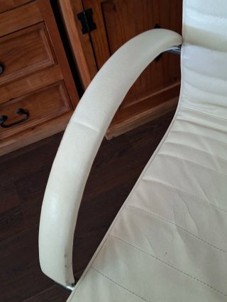 Silla de oficina blanca y plateada