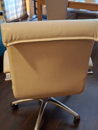 Silla de oficina blanca y plateada