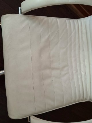 Silla de oficina blanca y plateada