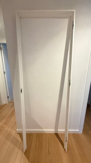 Puerta madera lacada con cristal