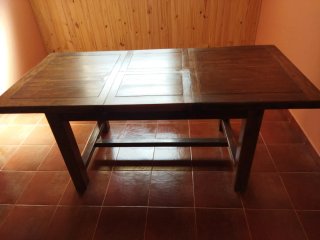 Mesa de comedor de madera y 6 sillas de madera.