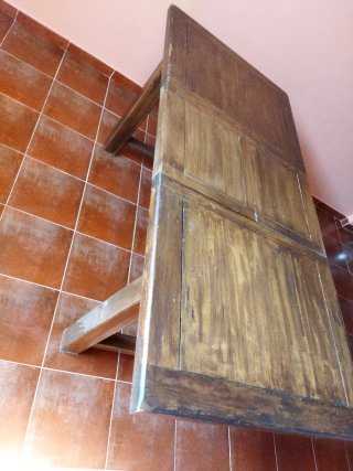 Mesa de comedor de madera y 6 sillas de madera.