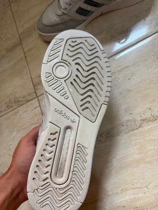 Zapatillas Adidas Grises y Blancas