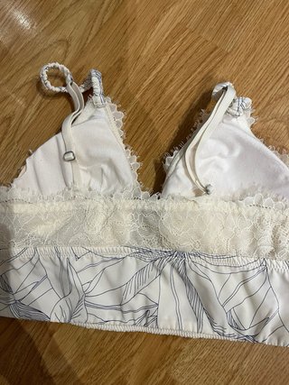 Top de encaje floral blanco